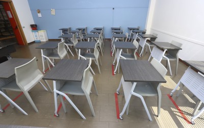 stohovatelné stoly na kolečkách_učebny_škola_reference
