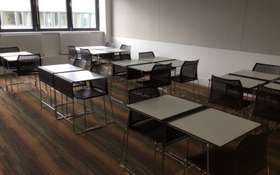 stoly do učebny