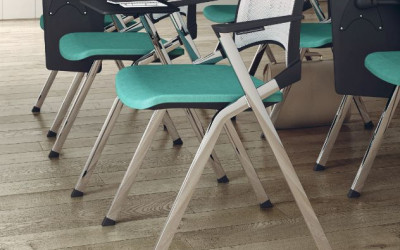 židle do učebny se sklopným psacím stolkem