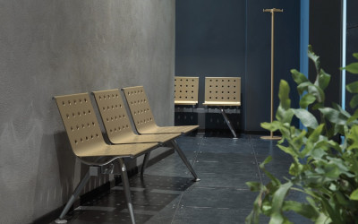 kovová lavice čekárny ordinace