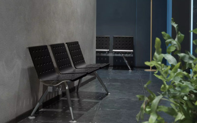 lavice kovová do čekárny