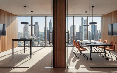 výškově stavitelný čtyřnohý stůl