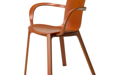 stohovatelná designová židle s područkami